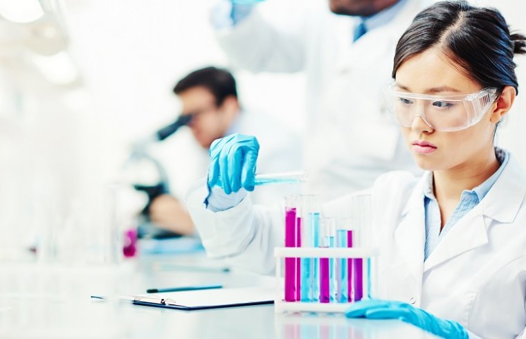 Seis reagentes utilizados em laboratórios de pesquisa em bioquímica
